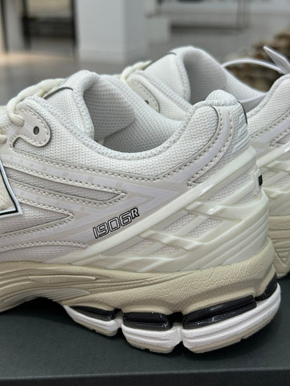 New Balance 1906R Trainers – White & Cream