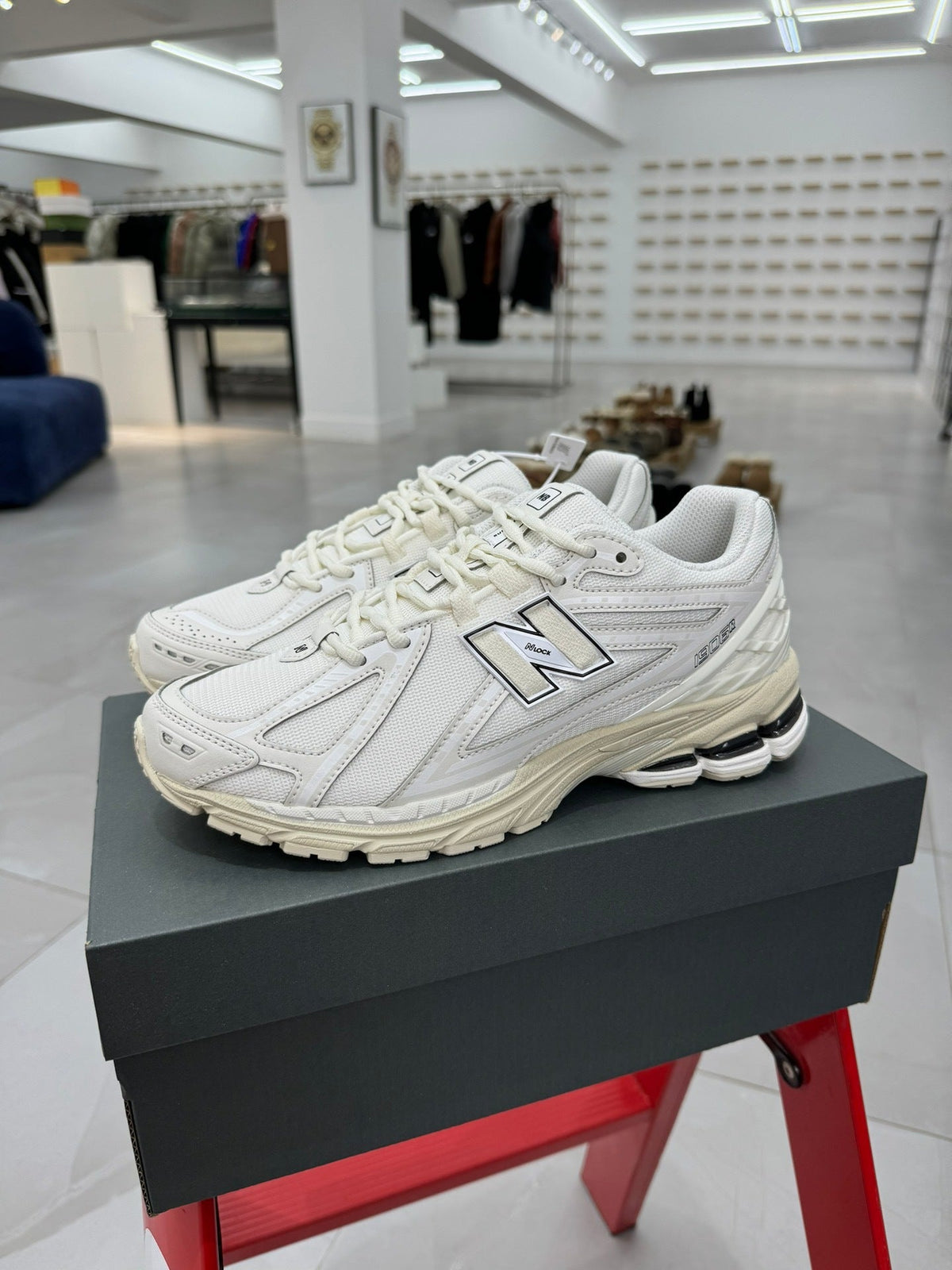 New Balance 1906R Trainers – White & Cream